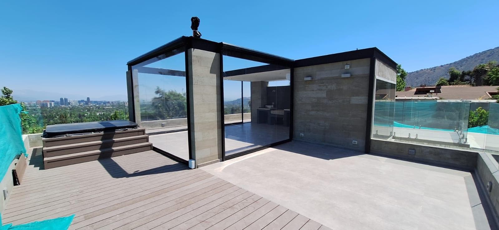 Terraza en altura con deck y estructura vidriada, obra de A&D Ingeniería y Proyectos