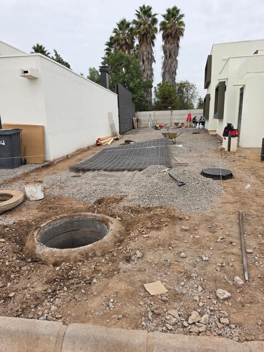 Acceso en obra, con excavación, gravilla y malla de acero