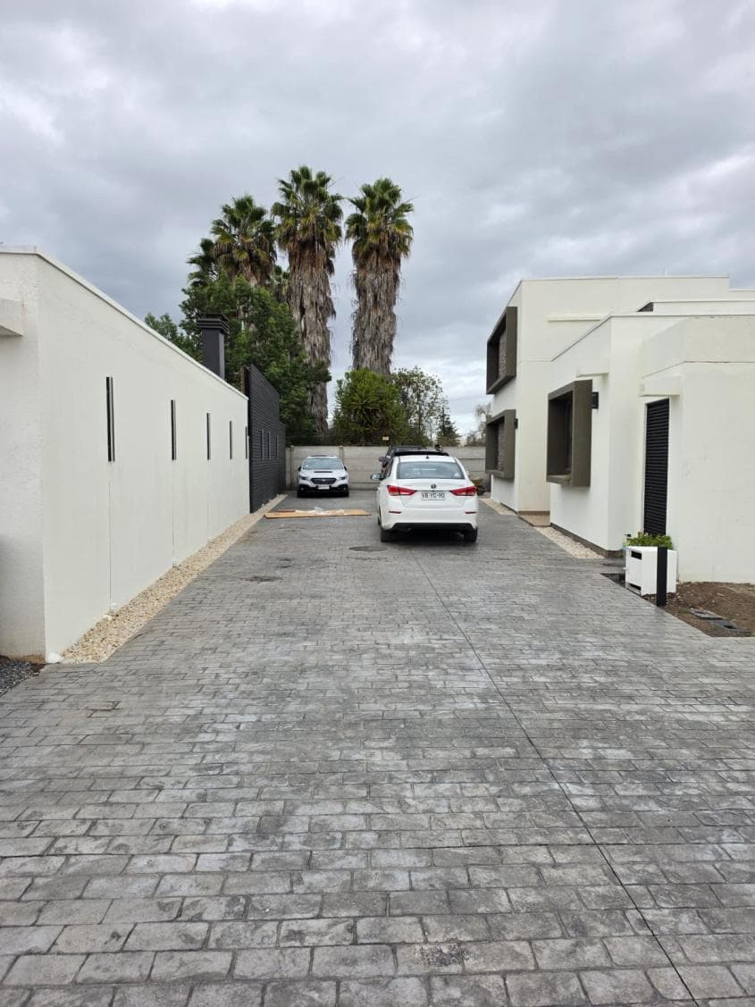 Acceso vehicular terminado en hormigón estampado