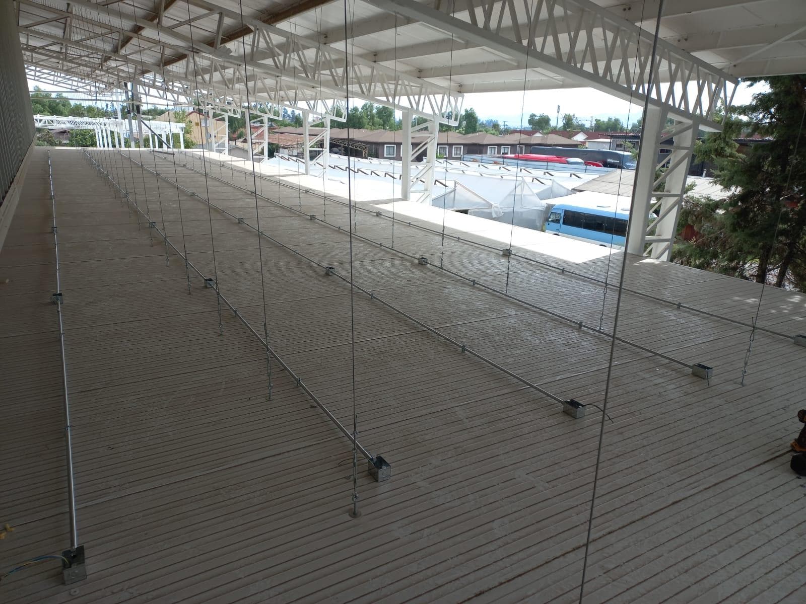 Deck con barandas de cable de acero bajo una techumbre metálica