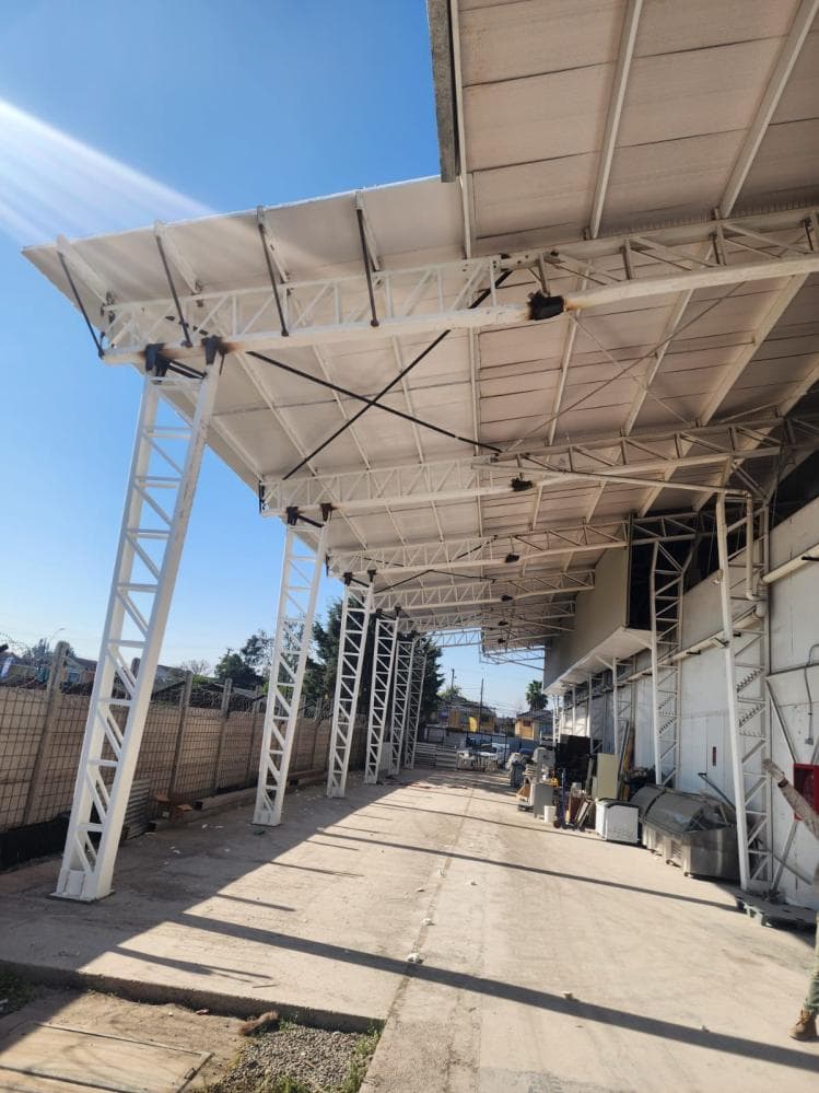 Cobertizo con estructura metálica blanca y techumbre