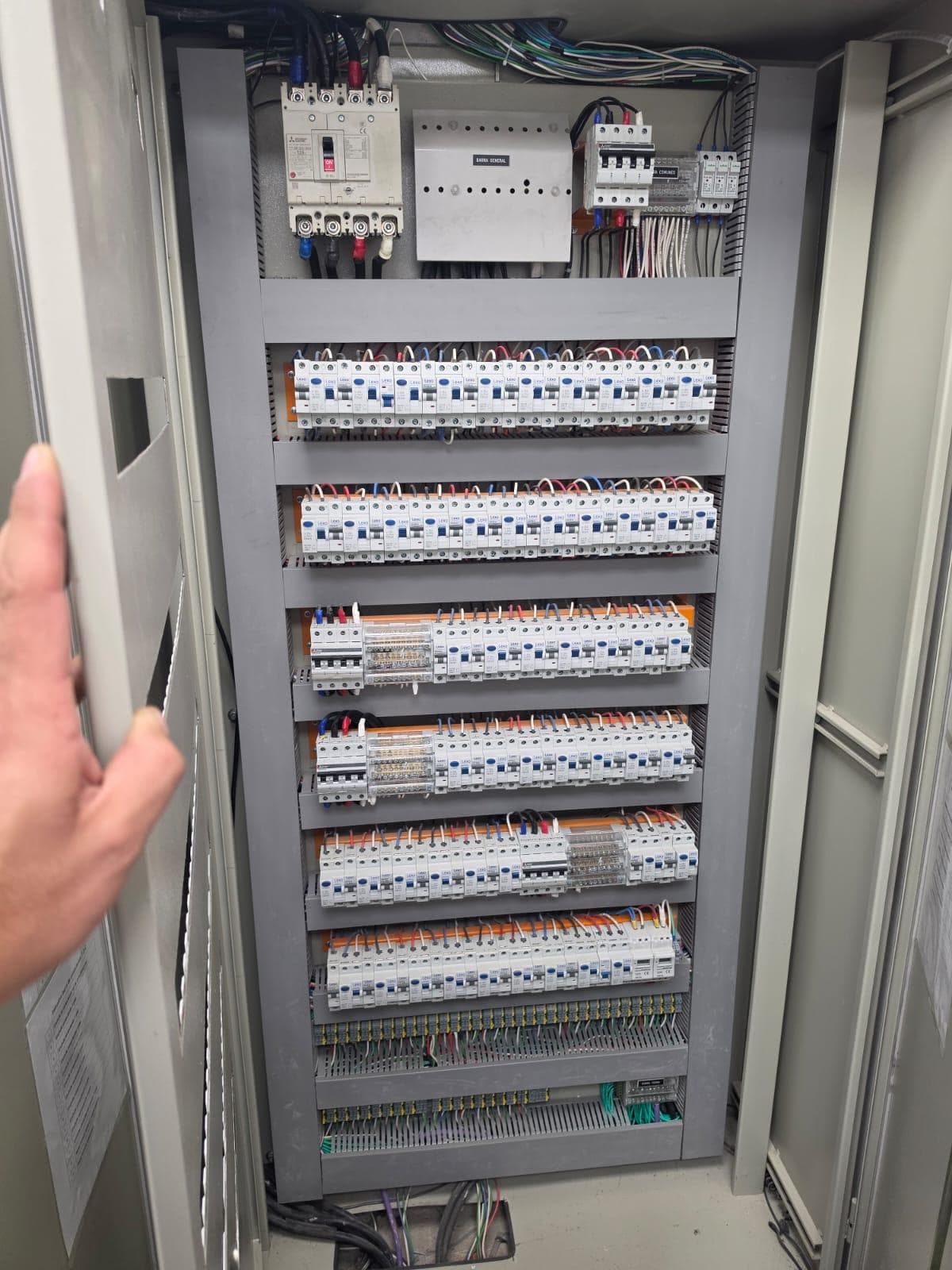 Tablero eléctrico armado, con protecciones y cableado ordenado
